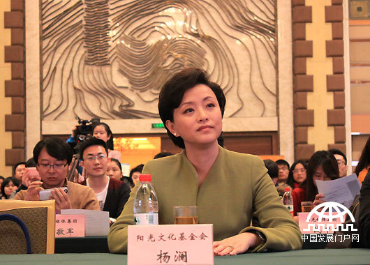 2014年2月21日，第二届全国高校公益论坛在北京大学举行，阳光文化基金会主席、著名主持人杨澜主持本次论坛。