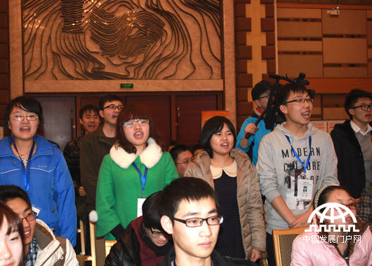  2014年2月21日，第二届全国高校公益论坛在北京大学举行。 论坛现场，全国高校公益社团的学生充满激情地喊着社团口号，传达他们的理念。