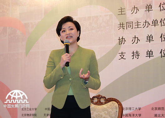 2014年2月21日，第二届全国高校公益论坛在北京大学举行，阳光文化基金会主席、著名主持人杨澜主持本次论坛。