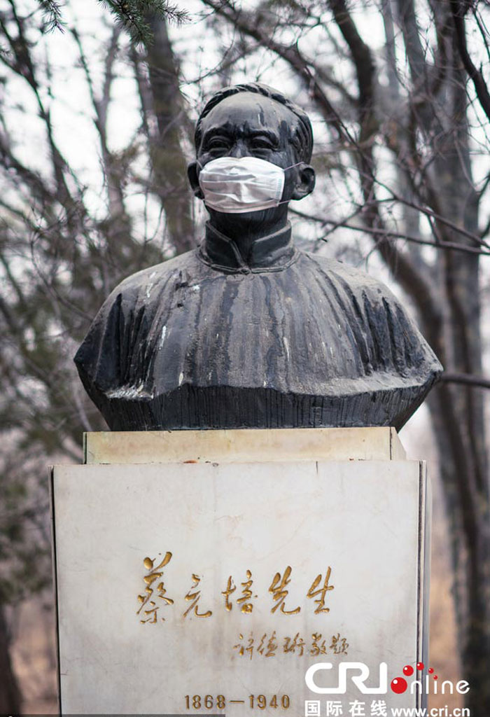 2014年2月22日，北京严重雾霾，北大校园里的雕塑被戴上了口罩，图为蔡元培雕塑。