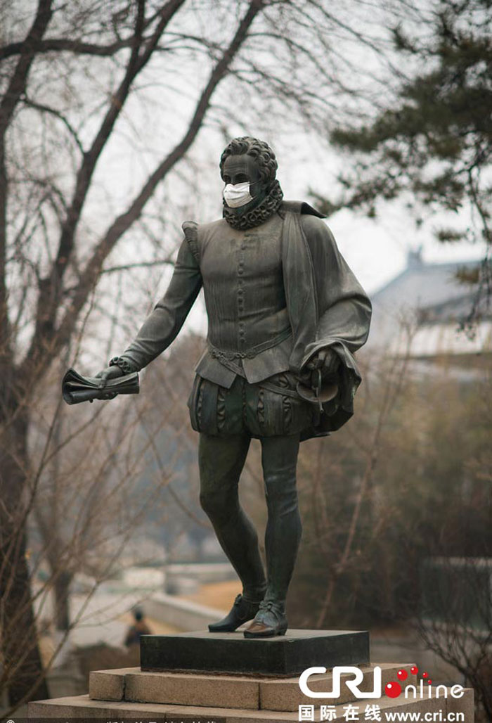 2014年02月22日，北京严重雾霾，北大校园里的雕塑被戴上了口罩，图为塞万提斯雕塑。