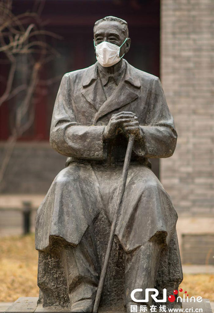 2014年2月22日，北京严重雾霾，北大校园里的雕塑被戴上了口罩，图为中国当代杰出经济学家陈岱孙雕塑。
