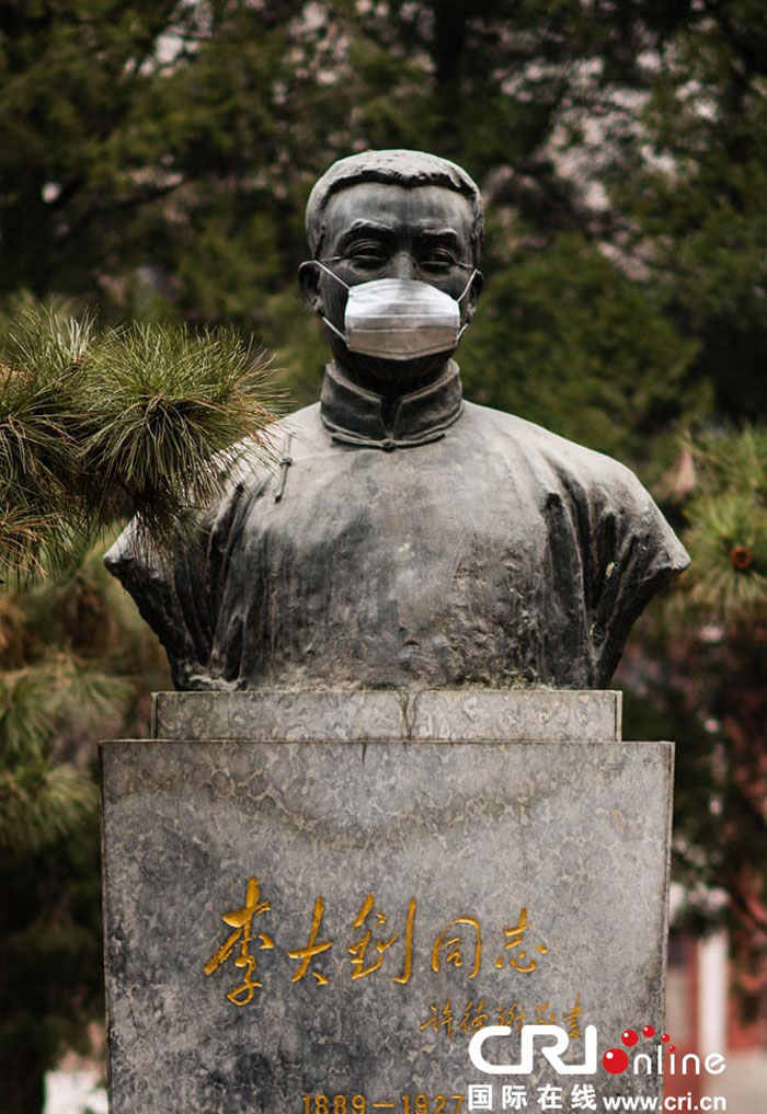 2014年02月22日，北京严重雾霾，北大校园里的雕塑被戴上了口罩，图为李大钊雕塑。