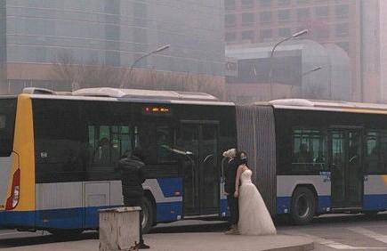 北京新人街头戴防毒面具拍婚纱照 折射民意焦虑（图）