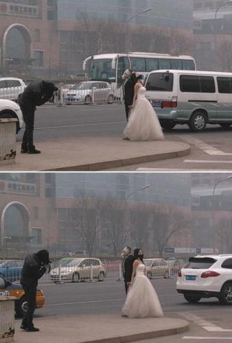 北京新人街头戴防毒面具拍婚纱照 折射民意焦虑（图）