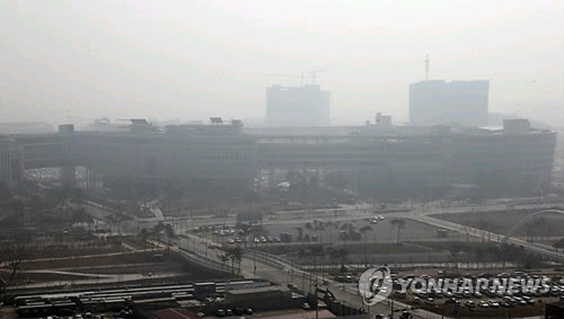 25日，首尔雾霾天气。（韩联社图片）