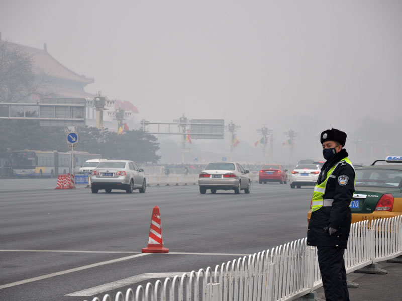 连日来，我国中东部地区出现大范围雾霾天气。在雾霾笼罩的日子里，许多需要户外作业的工作者坚守岗位，为社会的正常运转奉献着自己的力量。新华社发（王俊峰 摄）