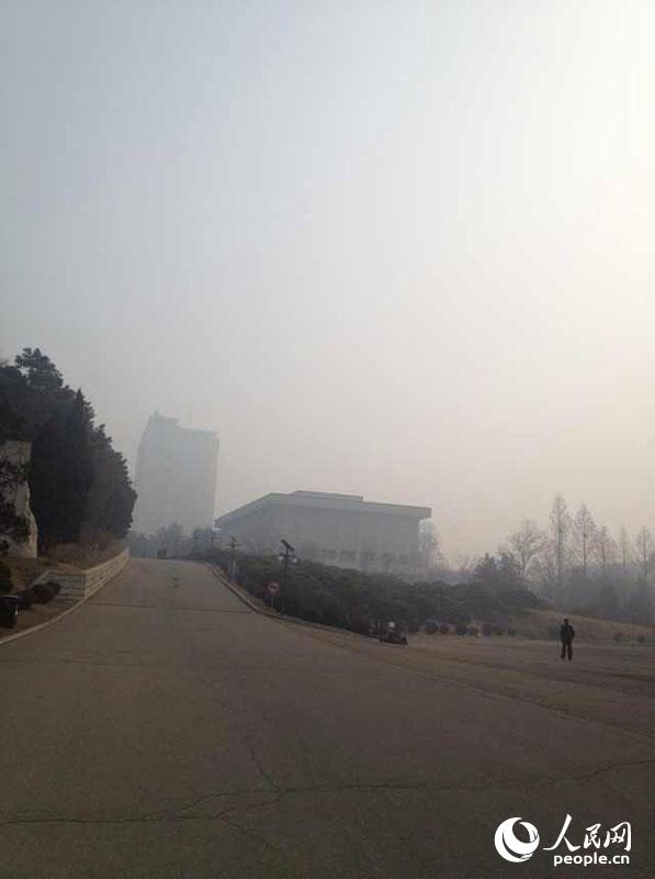 朝鲜当地时间25日上午，平壤市雾霾严重。图为金日成综合大学校园，远处的教学楼已经模糊不清。