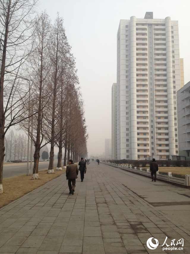 朝鲜当地时间25日上午，平壤市雾霾严重。
