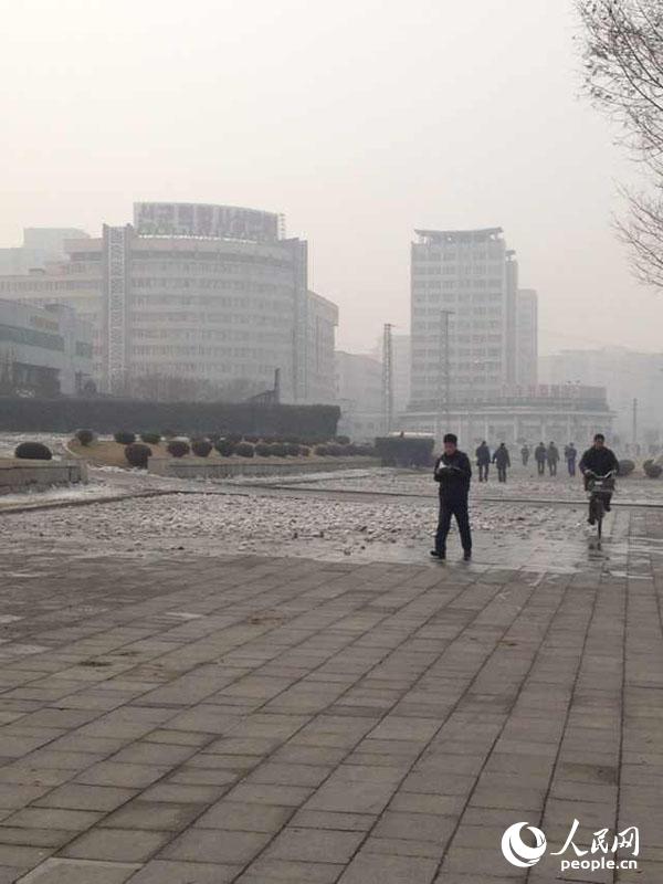 朝鲜当地时间25日上午，平壤市雾霾严重。