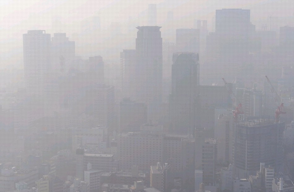 日本多地首发PM2.5超标提醒 呼吁居民佩戴口罩(组图)
