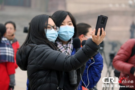 全国政协会议开幕撞雾霾 记者戴口罩采访聚焦空气治理
