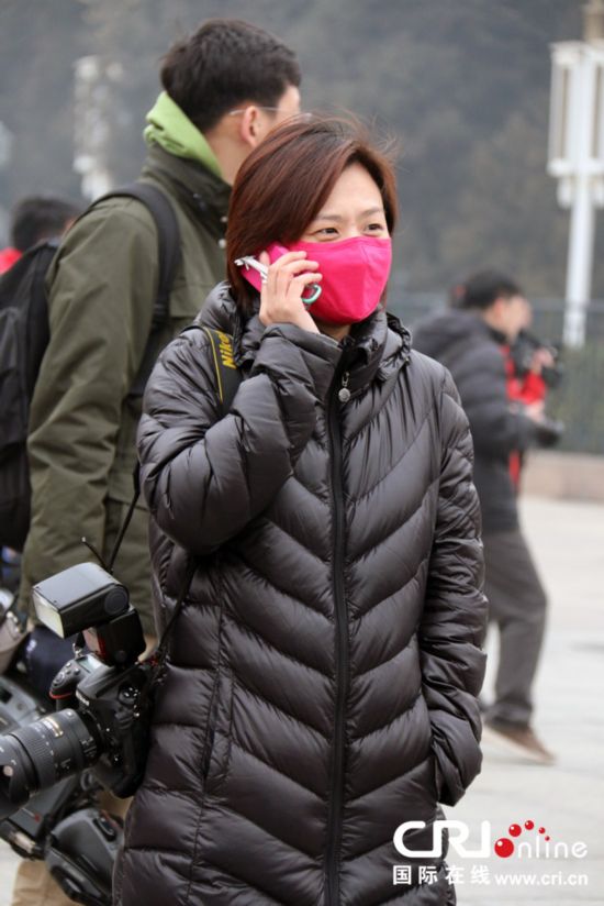 全国政协会议开幕撞雾霾 记者戴口罩采访聚焦空气治理