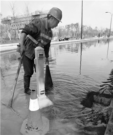 杭州之江路污水管昨爆裂抢修至少需一周