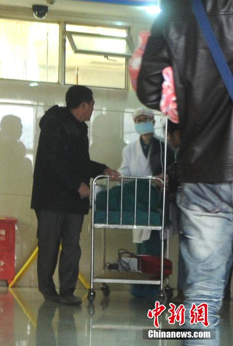 在電梯遭女孩暴打后扔下25樓男童好轉 已能走路
