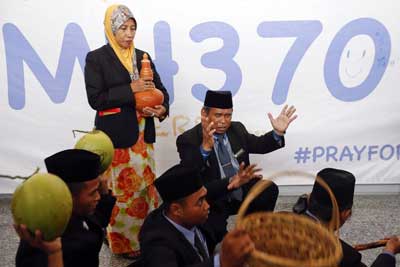 当地时间2014年3月12日,马来西亚吉隆坡，马来著名巫师伊布拉欣马今在吉隆坡机场，透过灵异力量寻找失踪飞机所在位置。此前，伊布拉欣马今在机场入口处祈祷后表示有两种感觉，即飞机还在空中飞或已坠海，但不会坠落在陆地上。