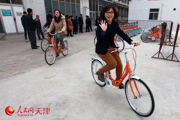 260辆印有“中医一附院”鲜艳logo的橙色自行车已经穿行在市区大街小巷，职工骑自行车出行