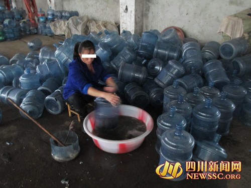 眉山:塑料厂收旧桶造4万劣质饮水桶被查