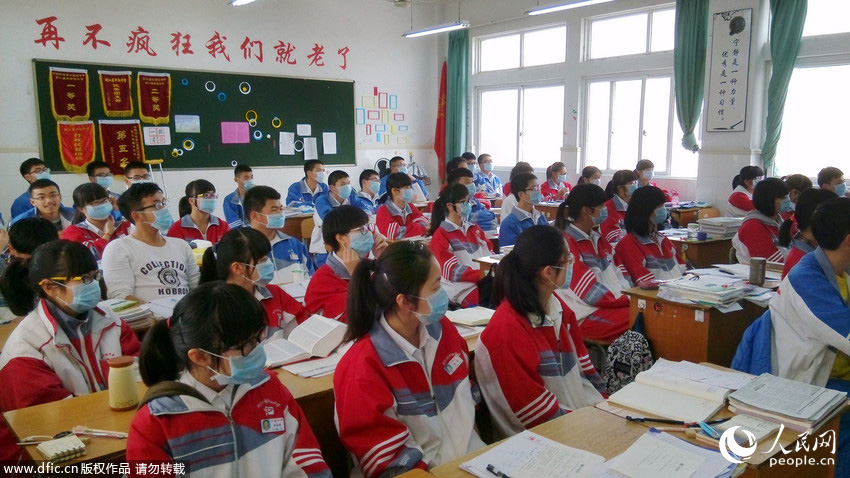 3月18日早上，温州平阳中学校外不时飘来阵阵恶臭，师生纷纷戴上口罩上课。