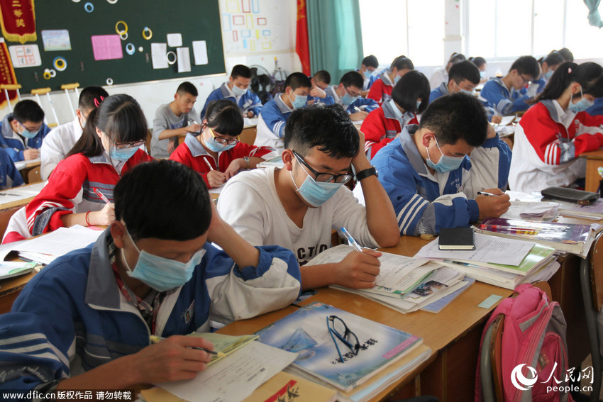 3月19日，在浙江省平阳县平阳中学高二（1）班教室内，学生们戴着口罩抵御附近企业排出刺鼻的工业废气。