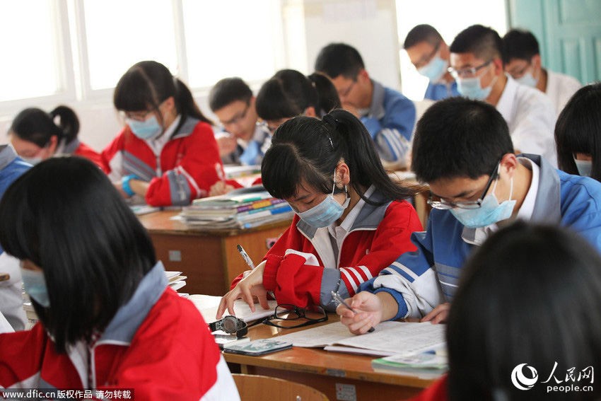 3月19日，在浙江省平阳县平阳中学高二（1）班教室内，学生们戴着口罩抵御附近企业排出刺鼻的工业废气。