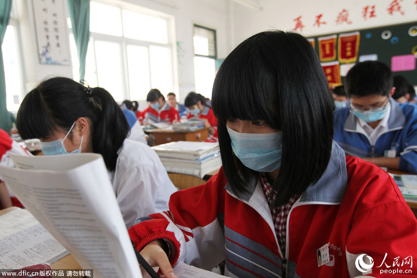 3月19日，在浙江省平阳县平阳中学高二（1）班教室内，学生们戴着口罩抵御附近企业排出刺鼻的工业废气。