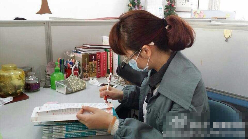 网友微博曝光的平阳中学师生戴口罩上课的照片。