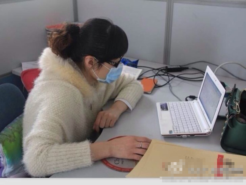 网友微博曝光的平阳中学师生戴口罩上课的照片。