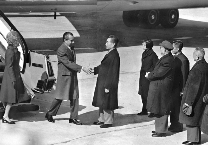 1972年2月21日，美利坚合众国总统理查德· 尼克松及夫人到达北京，周恩来总理亲临机场迎接。