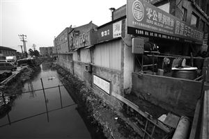 宁波1条河流被严重污染 去年曝光今年依然黑臭。沧海北路一家洗车店将洗车污水直接通过下水管道排到旁边的河里。  