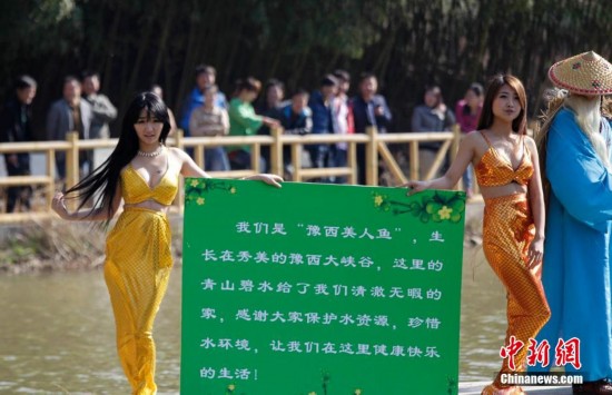 美女扮'美人鱼'戴防毒面具 呼吁拒绝水污染