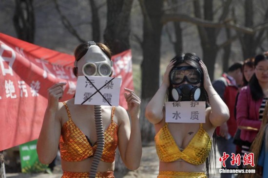 美女扮'美人鱼'戴防毒面具 呼吁拒绝水污染