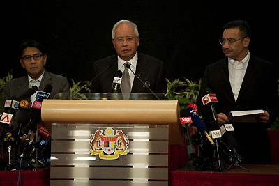 北京时间3月24日晚，马总理表示，根据英国航空失事调查局得出结论，此次航班是按南部航线飞行的。王曦摄　　马来西亚总理纳吉布北京时间24日晚10点召开紧急新闻发布会，他表示，根据新的数据分析，MH370航班在南印度洋坠毁。
