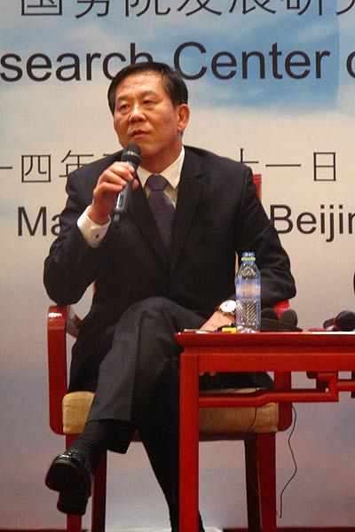 深圳市副市长唐杰在近日在京举办的中国发展高层论坛绿色分论坛上回答记者提问。（中国发展门户网 焦梦摄）