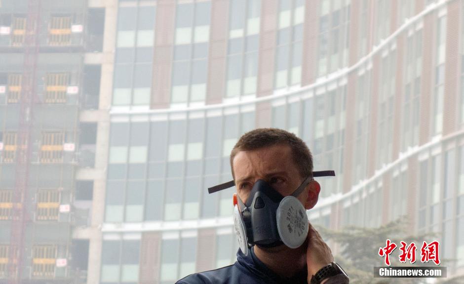 多地再陷重污染天 外国记者戴“防毒面具”