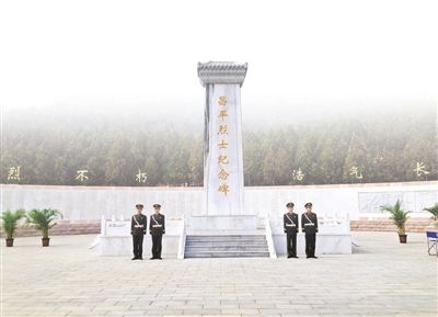 　　昨天，市民自发来到昌平烈士陵园祭扫摄影/本报记者李泽伟
