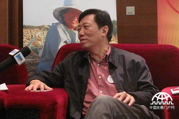 中国扶贫基金会执行会长何道峰在“中国扶贫基金会2013捐赠人大会”后接受记者采访。（中国发展门户网 焦梦摄） 