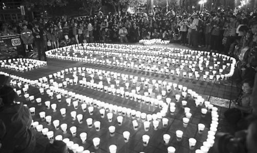 29日，玻利维亚拉巴斯的民众点起蜡烛响应“地球一小时”活动。