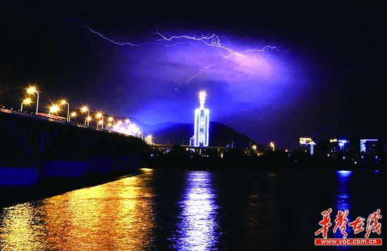 3月28日晚，长沙上空电闪雷鸣，一时间暴雨倾盆。 记者 唐俊 摄