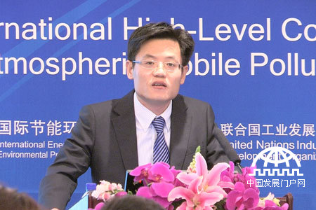 2014年3月29日，大气流动源污染防治暨氮氧化物（NOx）排放管理与控制国际高级别咨商会议在北京召开，国际节能环保协会秘书长李军洋主持会议。