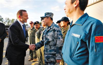 3月31日，澳大利亚珀斯，澳大利亚总理阿博特视察空军基地，慰问多国参与马航失联客机搜救工作的人员。