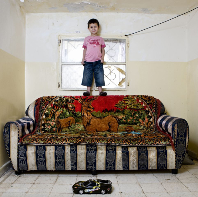 意攝影師拍50余國兒童的玩具世界