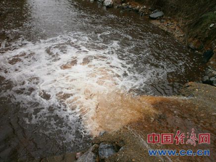 江西乐平工业园 红色污水在管委会门前直排(图