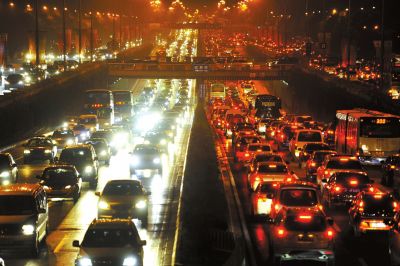 晚高峰时，东三环主辅路严重拥堵已成常态。（资料图片）　京华时报记者潘之望摄