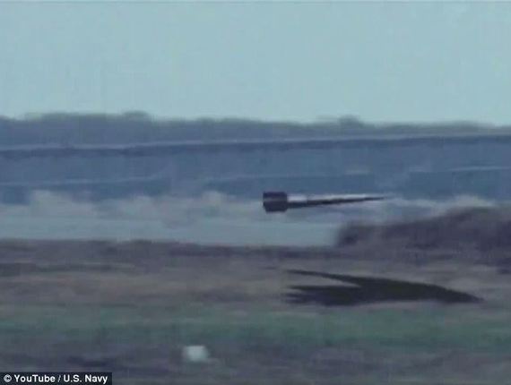 美国海军目前在研发电磁轨道枪，成功后速度能达到音速的七倍，将是美军的又一战斗利器