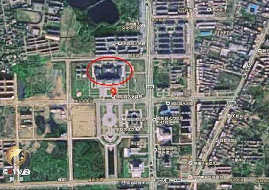 　　公園廣場房地產“包圍”下的縣政府辦公樓