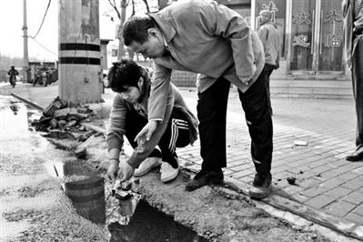 北京石景山百公斤盐酸泄漏 环保官员:对环境无影响。工作人员正在测量盐酸浓度