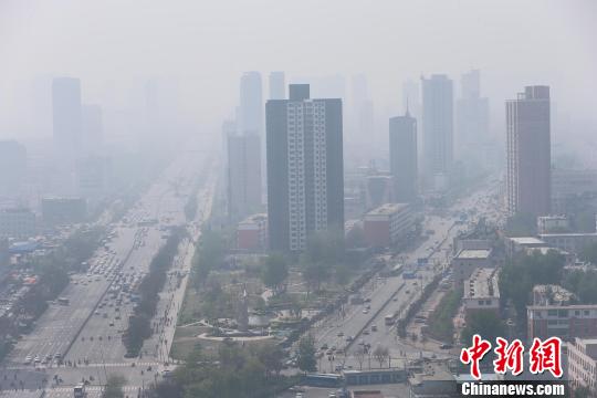 山西太原遭遇雾霾笼城 空气重度污染
