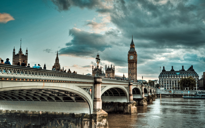 据德国《世界报》4月16日报道，根据美国著名管理咨询公司A.T. Kearney 2014年的报告，在全球最具影响力的前20座城市中，德国仅首都柏林入选，且名列第19位。统计数据显示，这主要归咎于柏林民众在受教育程度上的劣势。 排在该榜单首位的城市依然为纽约。显然，这两座城市在国际上的影响力并未受到金融危机和经济危机的冲击。紧随其后的分别为伦敦（2）、巴黎（3）、东京（4）、香港（5）、洛杉矶（6）、芝加哥（7）、北京（8）、新加坡（9）及华盛顿（10）。