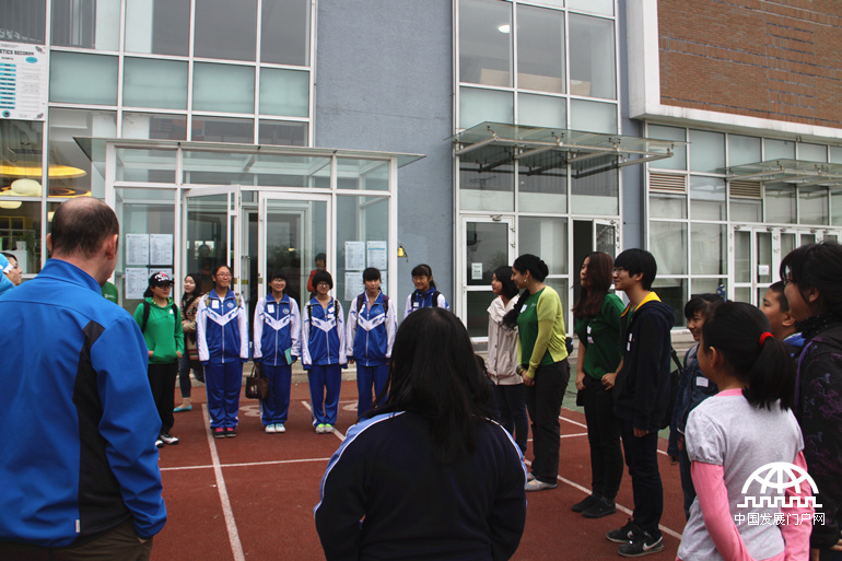 4月19日，来自国际学校和本地学校的根与芽小组同学齐聚北京英国国际学校顺义校区，通过游戏互动，分享了各自的环保活动成果与经验，共同迎接第45个世界地球日的到来。图为破冰游戏。中国发展门户网 杨霄霄拍摄